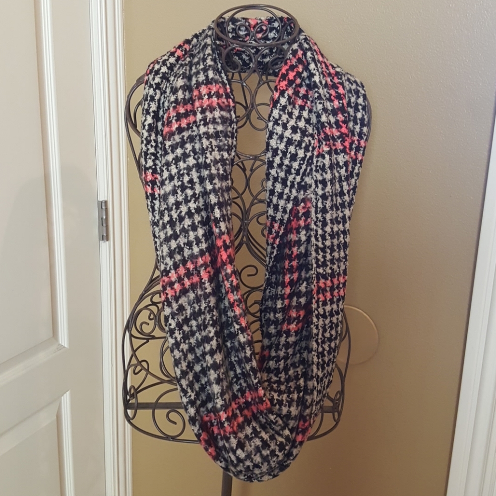 Checkered Pattern Infinity Scarf - Picture 2 of 3
